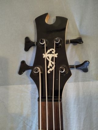 Bajo Tobias Toby