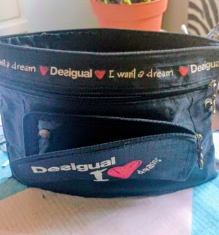 Bolso Desigual negro con detalles rojos
