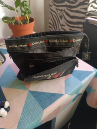 Bolso Desigual negro con detalles rojos