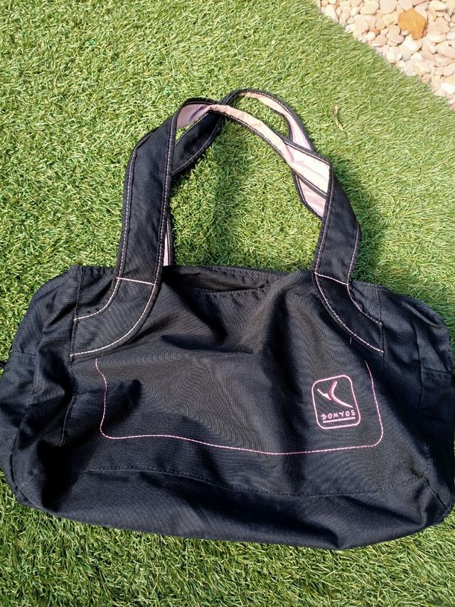 Maleta deportiva negra con detalles rosas