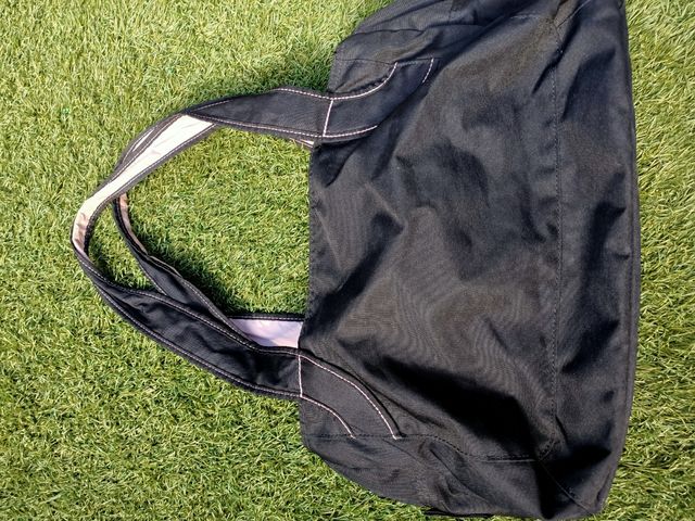 Maleta deportiva negra con detalles rosas