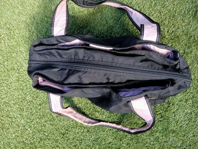 Maleta deportiva negra con detalles rosas