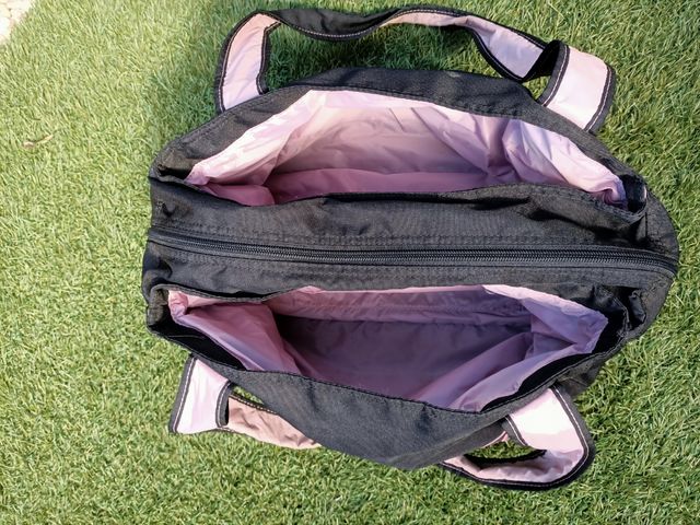 Maleta deportiva negra con detalles rosas