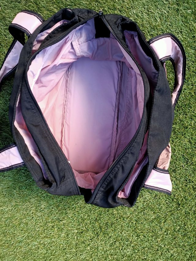 Maleta deportiva negra con detalles rosas