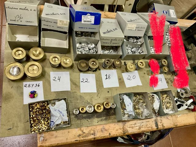 Remachadora para forrar botones con troqueles