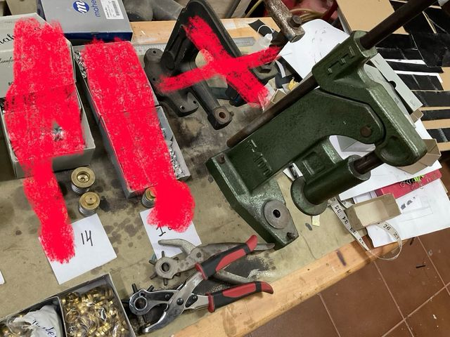 Remachadora para forrar botones con troqueles