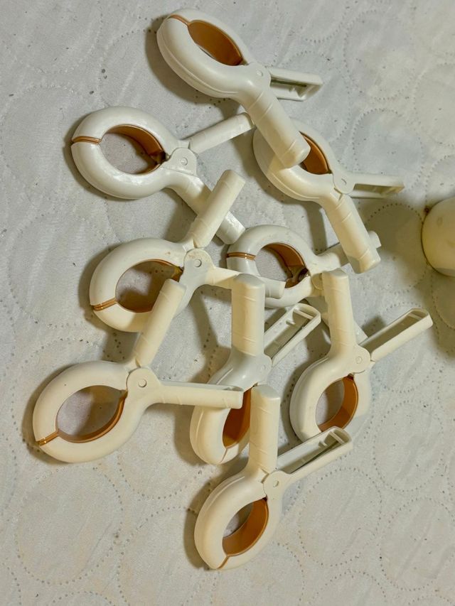 Pinzas blancas decorativas