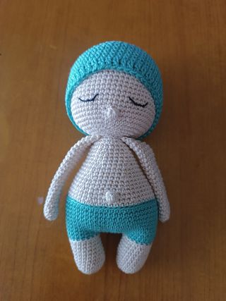 Amigurumi bebé con gorro y bañador turquesa