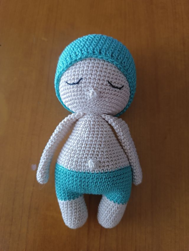 Amigurumi bebé con gorro y bañador turquesa