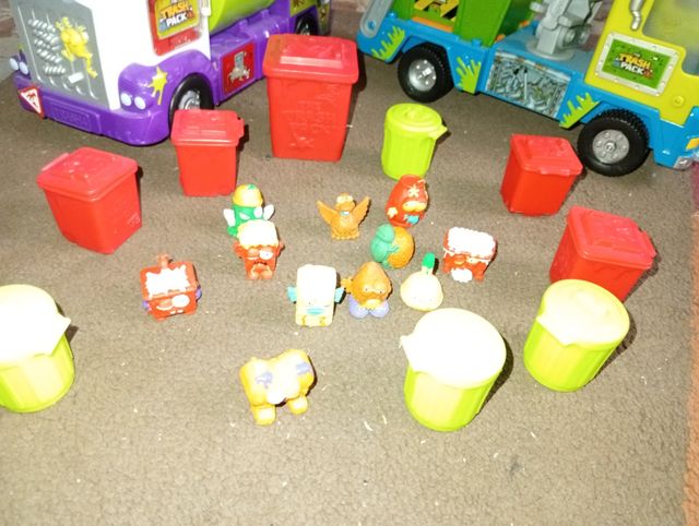 2 Camiones de Basurillas con figuras