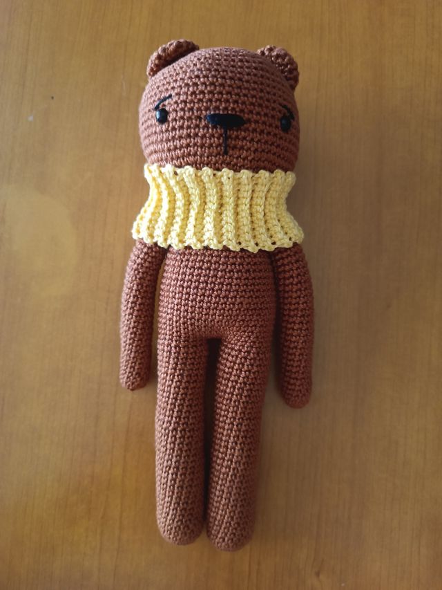 Osito Amigurumi Marrón con Bufanda Amarilla