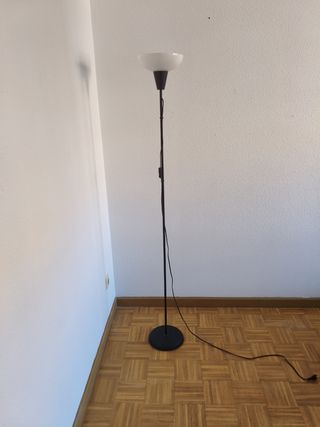 Lámpara de pie moderna negra y blanca