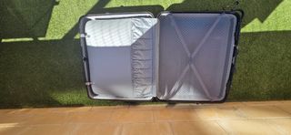 Maleta de viaje negra.

