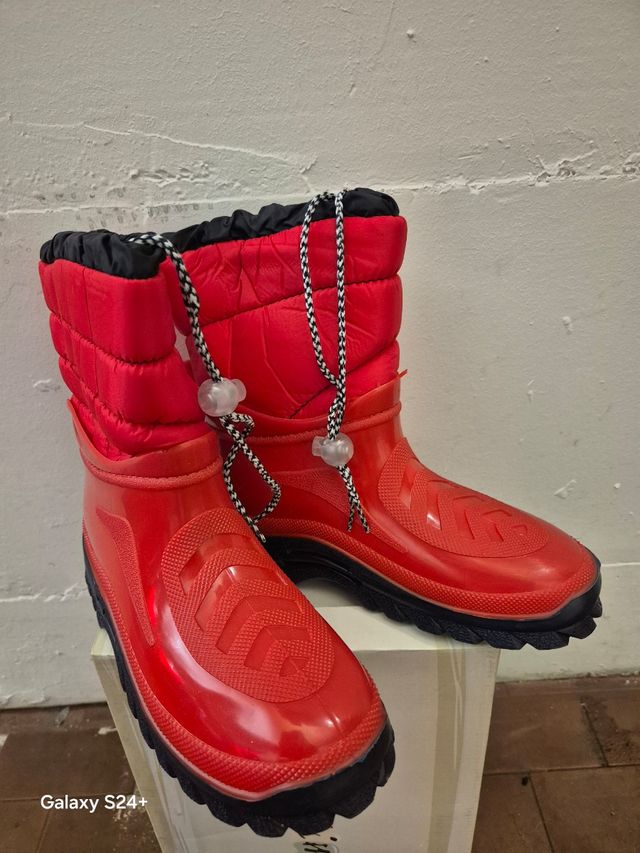 Stivali impermeabili rossi per la neve 35