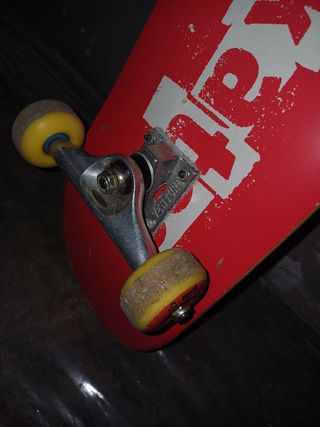 Tabla de skate roja