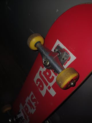 Tabla de skate roja