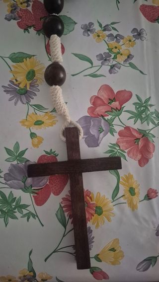 Rosario de madera con cruz