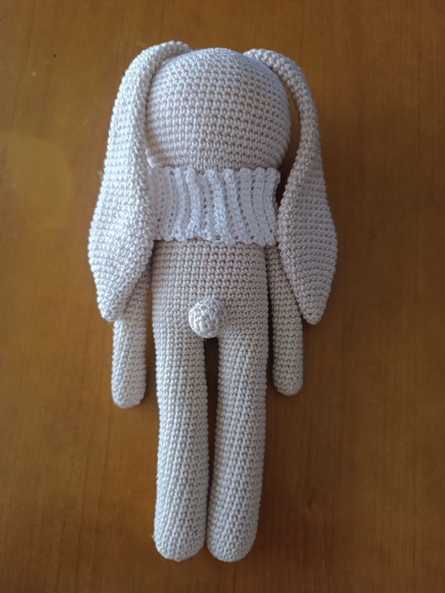 Conejo Amigurumi Beige con Bufanda Blanca