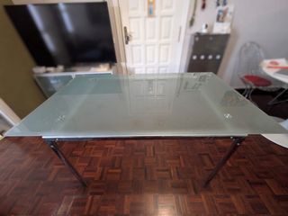 Mesa de cristal y metal