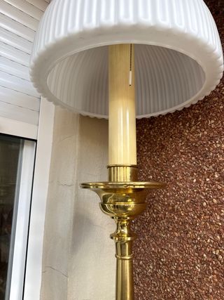 Lámpara de pie dorada y madera