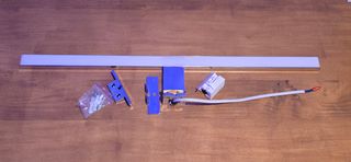 Lámpara LED lineal plateada con accesorios