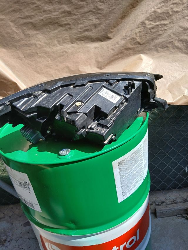 Faro delantero  Opel Corsa con patilla rota