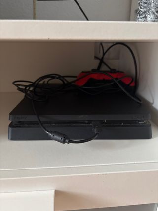Consola PS4 Sony Negra + Mando Rojo