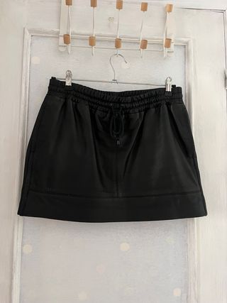 Falda mini de cuero negra