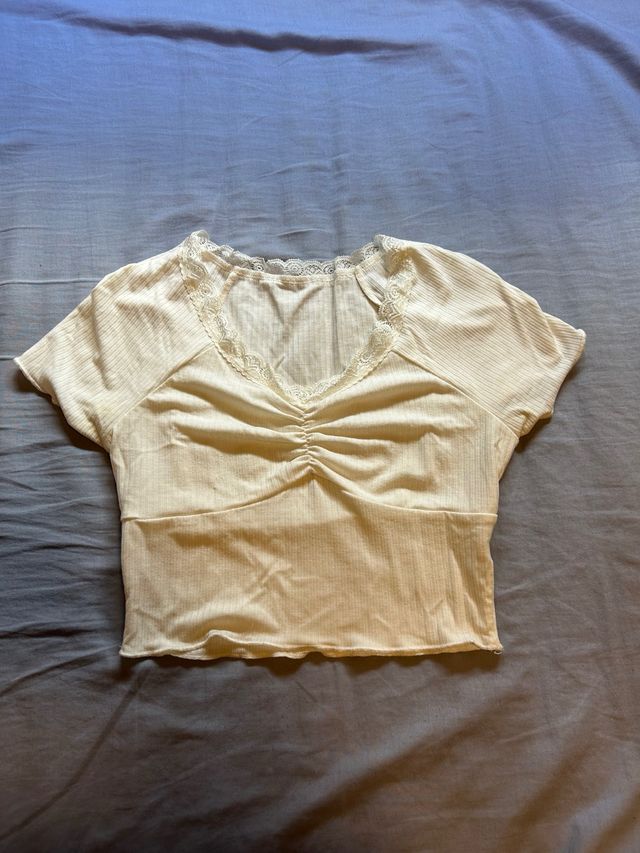Top blanco con encaje y fruncido