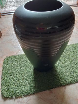 Jarrón alto negro con rayas