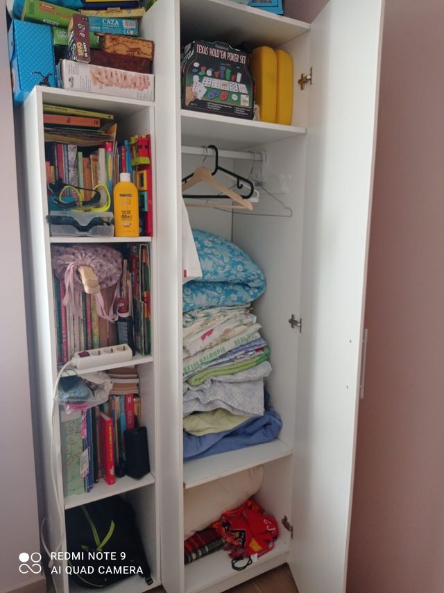 Armario y estantería blanca