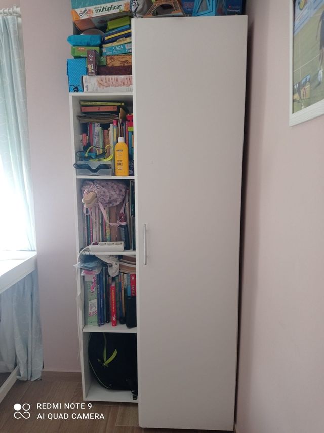 Armario y estantería blanca