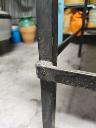 Mesa de trabajo robusta y maciza.