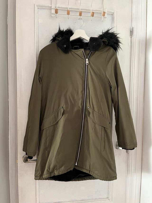Abrigo verde con capucha y pelo