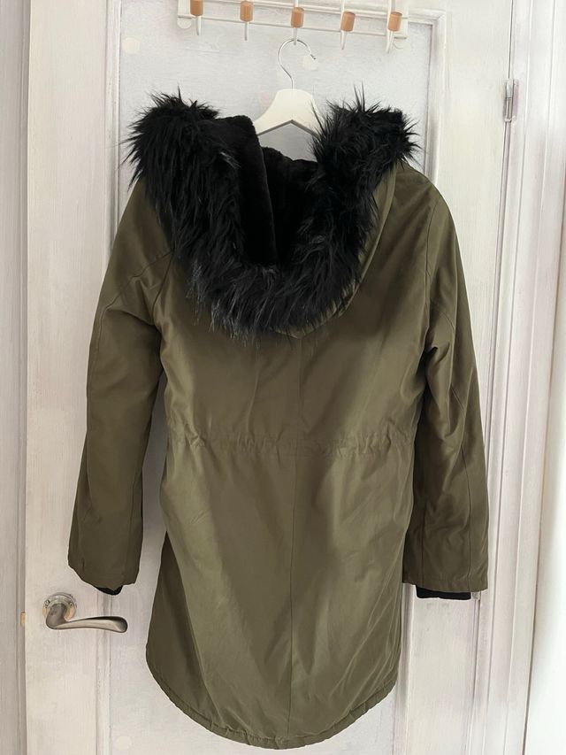 Abrigo verde con capucha y pelo