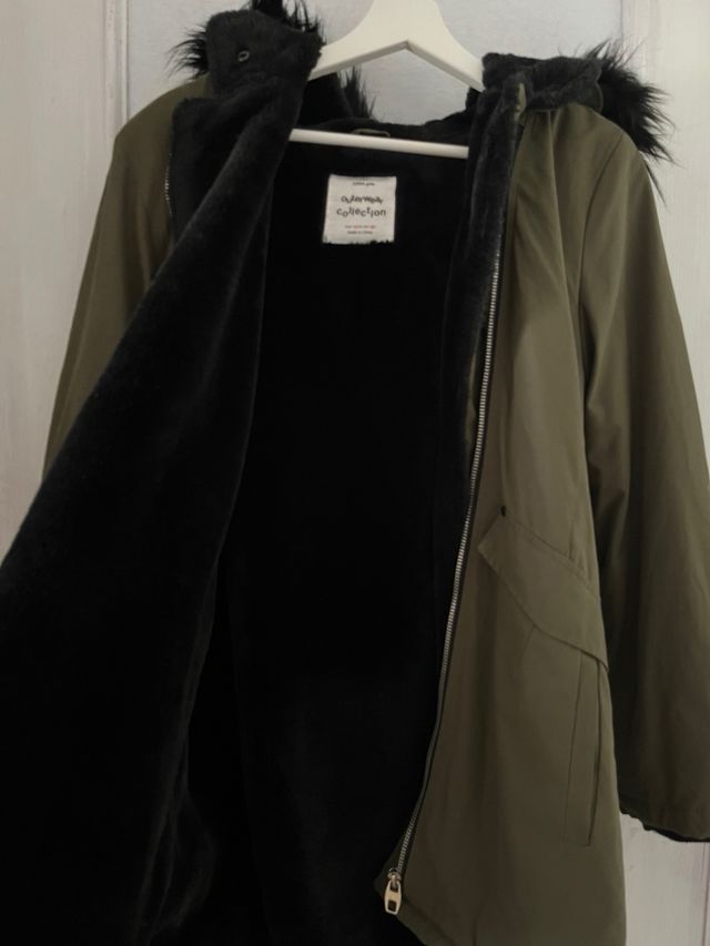 Abrigo verde con capucha y pelo