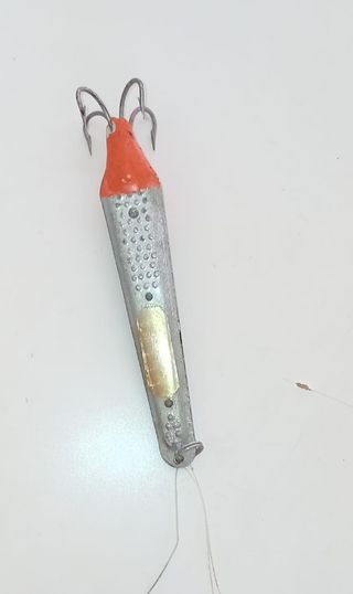 Señuelo de pesca plateado con anzuelos