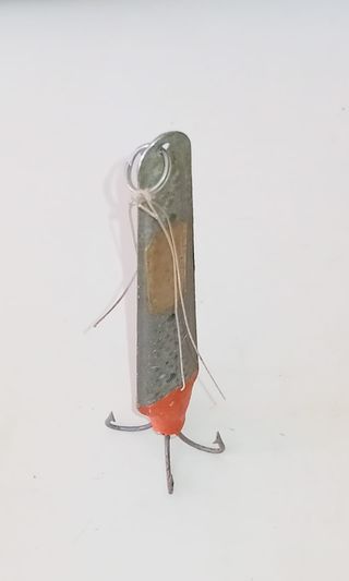 Señuelo de pesca plateado con anzuelos