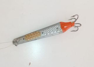 Señuelo de pesca plateado con anzuelos