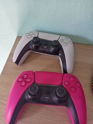 Playstation 5 con 2 mandos, base y 3 juegos