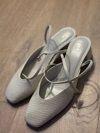 Zapatos Zara tacón ancho plateado/blanco ref. 3537