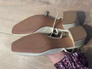 Zapatos Zara tacón ancho plateado/blanco ref. 3537