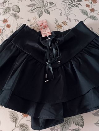 Falda gótica negra con cordones