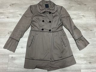 Chaqueta gabardina en tono topo con detalles