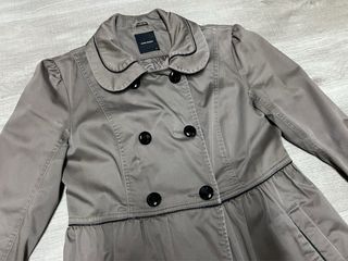 Chaqueta gabardina en tono topo con detalles