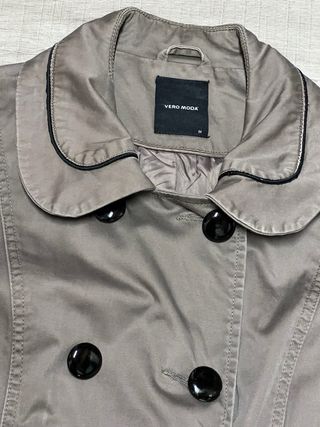 Chaqueta gabardina en tono topo con detalles
