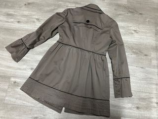 Chaqueta gabardina en tono topo con detalles