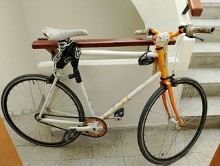 Bicicleta urbana blanca y naranja