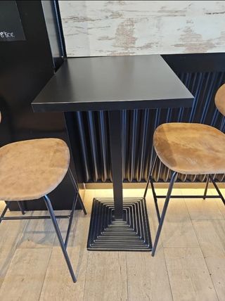 Mesa alta y 2 taburetes