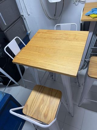 Mesa alta y taburetes